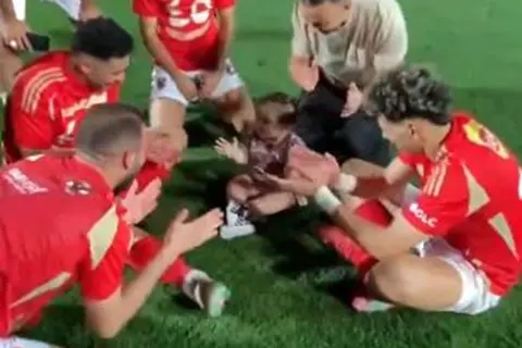 لقطة رائعة.. فرحة إبنة إمام عاشور مع لاعبي الأهلي بالفوز بالدوري