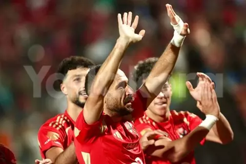 فرحة لاعبي الأهلي بعد أسيست علي معلول أمام فاركو