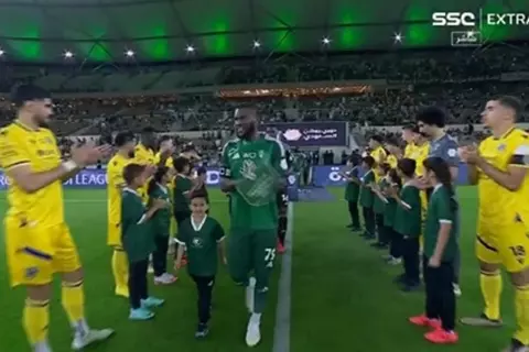 ممر شرفي من لاعبي التعاون للاعبي أهلي جدة بعد التتويج بدوري أبطال آسيا