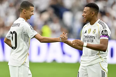 ريال مدريد يُكرم المغربي عبد الرحيم أوحيدا الذي فقد عائلته في زلزال المغرب عام 2023