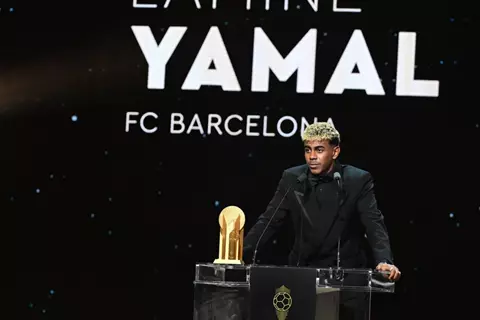 لامين يامال يفوز بجائزة أفضل لاعب شاب لعام 2025