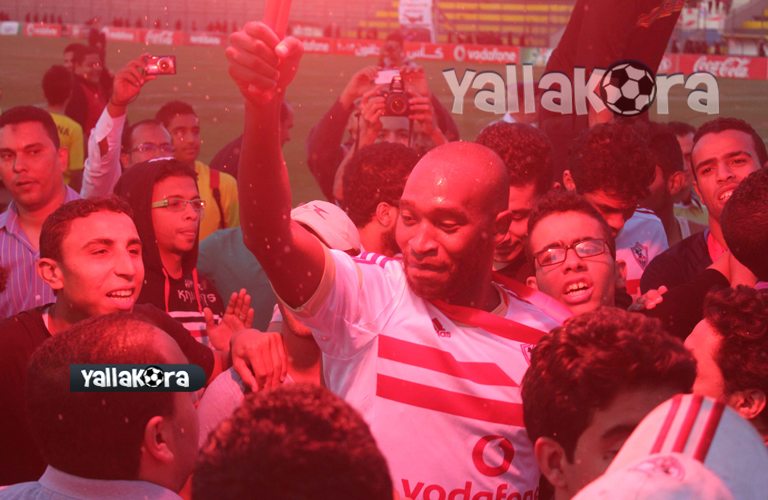 فرحة اللاعبين مع الجماهير بكأس مصر