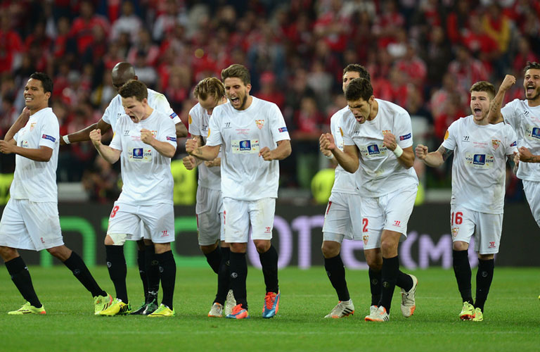 فرحة لاعبى اشبيلية بالتتويج باللقب الاوروبى