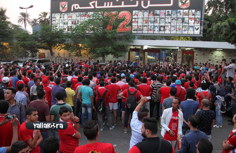وقفة جماهير الأهلي امام النادي2