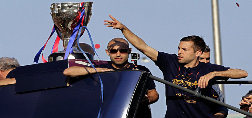 لاعبو برشلونة يحتفلون مع الجماهير بلقب الليجا