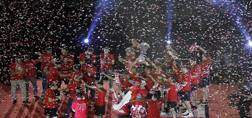 احتفال لاعبو اشبيلية بكأس الدوري الأوروبي