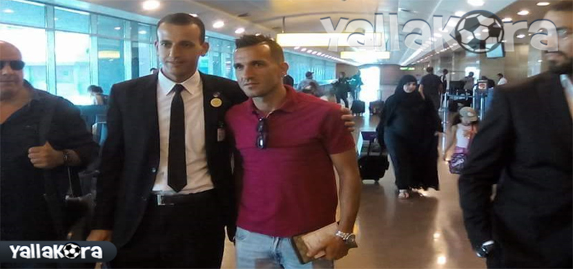 وصول علي معلول لمطار القاهرة