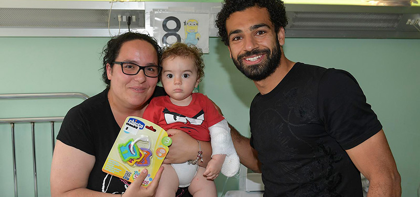 صلاح يزور مستشفي اطفال بإيطاليا