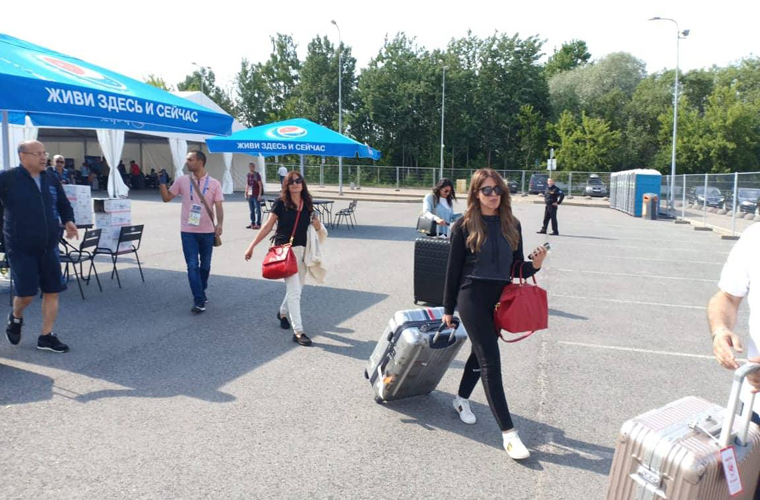 توافد الفنانين والإعلاميين لروسيا