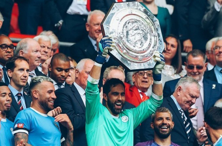 احتفال لاعبي مانشستر سيتي بالتتويج بالدرع الخيرية