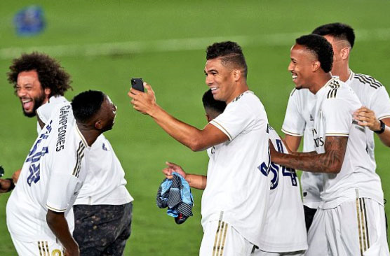 تتويج وفرحة لاعبي ريال مدريد بالليجا