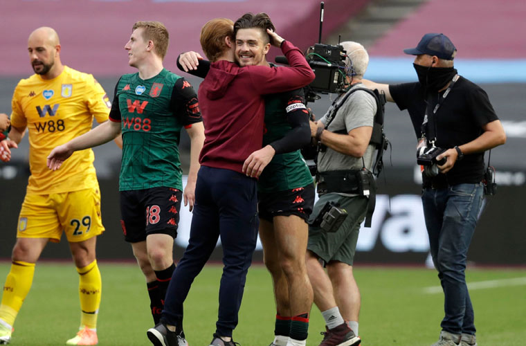 احتفال أستون فيلا بالبقاء في الدوري الإنجليزي المم