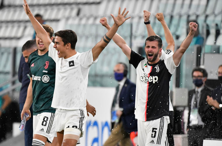 احتفال لاعبي يوفنتوس بعد الفوز بالدوري الإيطالي