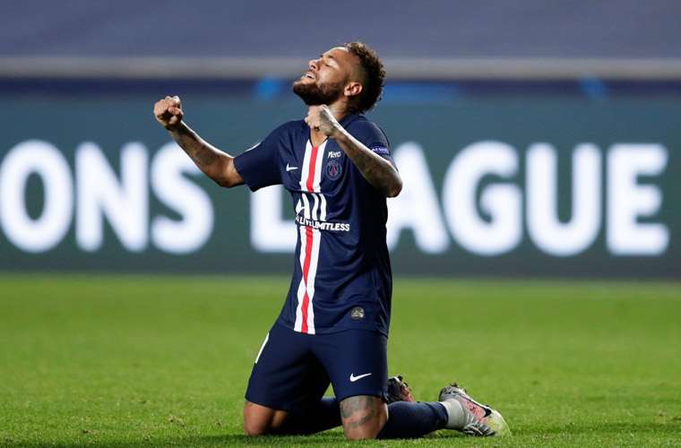 احتفال لاعبي سان جيرمان بعد التأهل لنهائي الأبطال