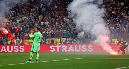 الجماهير تلقي شماريخ على أرضية الملعب في مباراة روما واشبيلية