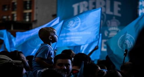 احتفال لاعبي مانشستر سيتي مع الجماهير بعد الفوز بالثلاثية