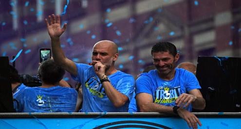 سيجار جوارديولا يخطف الأنظار في احتفالية مانشستر سيتي