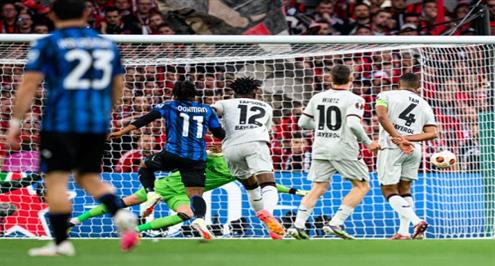 صور من مباراة أتالانتا وباير ليفركوزن 