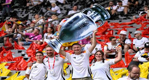 لقطات من الجماهير في مباراة ألمانيا والدنمارك