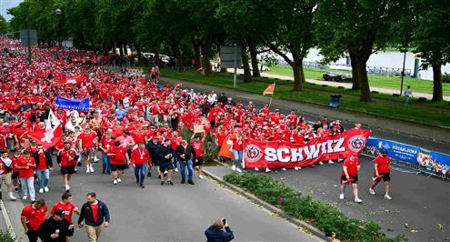 لقطات من الجماهير في مباراة إنجلترا وسويسرا ( صور )