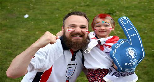 لافتات خاصة من الجماهير في مباراة إنجلترا وسويسرا