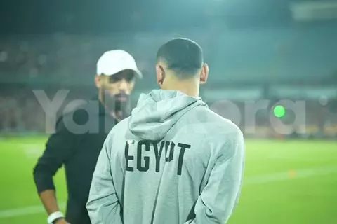محمد صلاح يساند لاعبي منتخب مصر من الملعب أمام غينيا بيساو