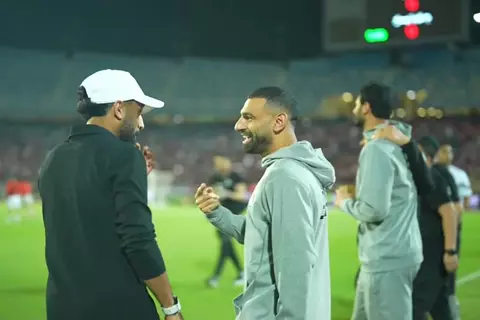 محمد صلاح وزوجته يساندان منتخب مصر من المدرجات (صور)
