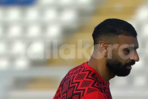 تواجد الجماهير.. إحماء لاعبي منتخب مصر قبل مواجهة جيبوتي