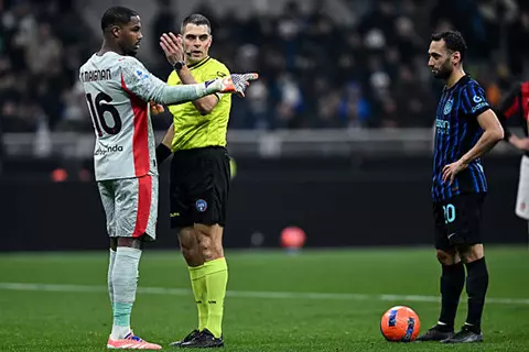 لقطات من مباراة إنتر وميلان (صور)