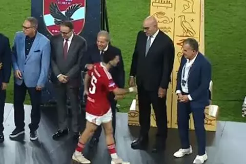 زيزو يتجاهل مصافحة هشام نصر نائب رئيس الزمالك (صور)