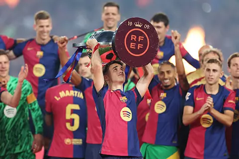 تتويج برشلونة بلقب الدوري الإسباني (صور)