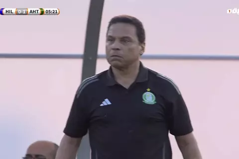 احتفال حسام البدري مدرب الأهلي طرابلس بعد التتويج بالدوري الليبي