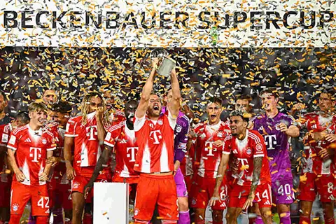 تتويج واحتفال بارين ميونيخ بكأس السوبر الألماني