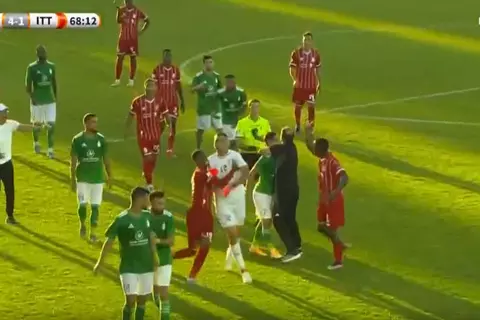 مشادات بين اللاعبين في مباراة الاتحاد وأهلي طرابلس في الدوري الليبي