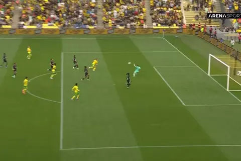 مصطفى محمد يسجل هدف رائع في شباك أوكسير (صور)