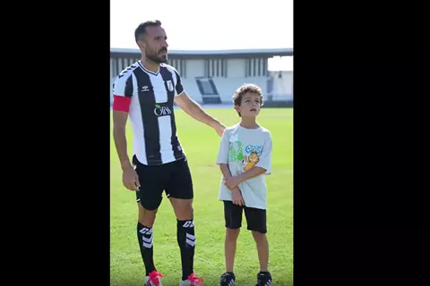 علي ملعلول يتجول مع ابنه في ملعب الصفاقسي