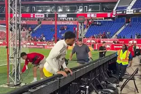 ماذا فعل وسام أبو علي مع مشجع الأهلي في أمريكا؟ (صور)