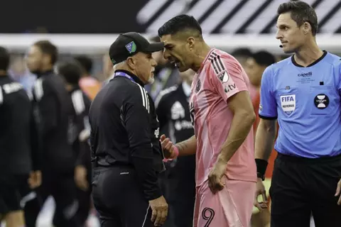 "آكل لحوم البشر".. سواريز والوجه القبيح في كرة القدم (صور)