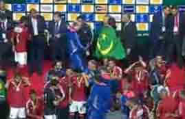 دومينيك يحتفل بعلم مورتانيا 