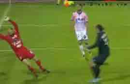 إبرا يهدر أغرب فرصة في تاريخه 