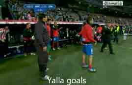 بدلاء اتليتكو والجماهير تقذف الكرات اثناء اللعب