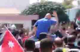 جماهير الأردن تقتحم المطار وتخرج حاملة حسام على ال