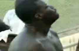 مشجع يخطف الأضواء برقصة طريفة 