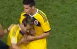 توقيع رودريجيز لمشجع فى مباراة ودية