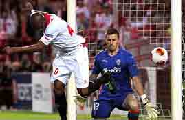 خطأ تحكيمى فادح يمنح اشبيلية هدفا فى فالنسيا