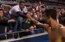 رونالدو يهدي قميصه لأحد الجماهير