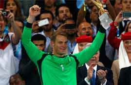 نوير يتسلم جائزة افضل حارس