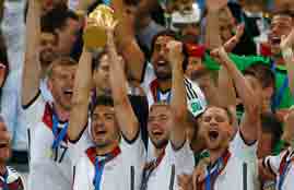 إحتفالات الجماهير فى السفارة الألمانية بالقاهرة