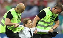 اقتحاد الجماهير مباراة فرنسا وكرواتيا