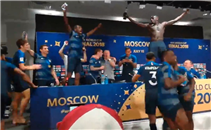 احتفال لاعبي فرنسا مع مدربهم فى المؤتمر الصحفي